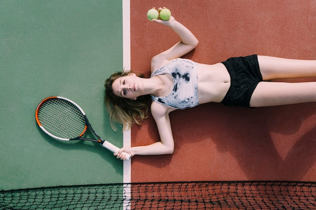 Kobieta tenisista leżącego na ziemi