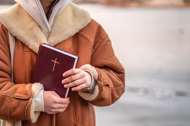 Bezpłatny plik Zdjęcie kobieta trzyma biblię w rękach w naturze pojęcie chrześcijaństwa