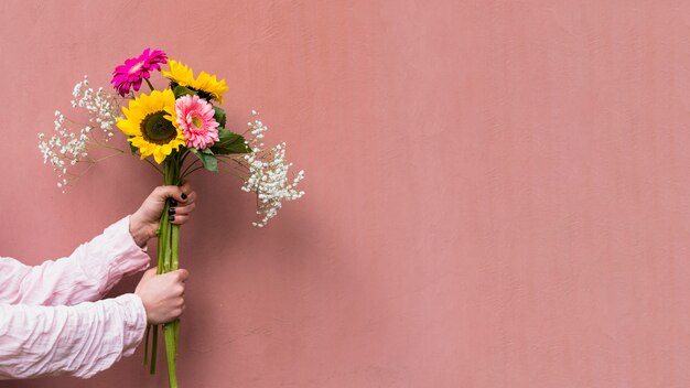 Kobieta trzyma bukiet świeżych kwiatów