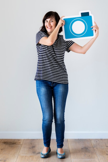 Bezpłatne zdjęcie kobieta trzyma ikonę sieci społecznej