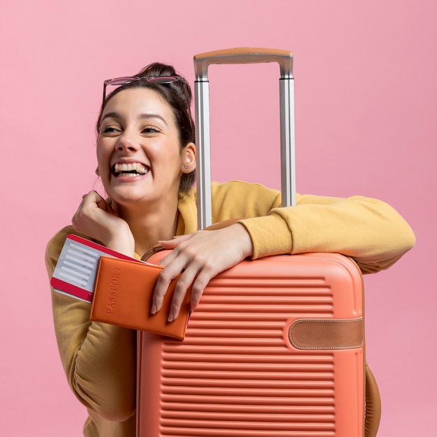 Bezpłatne zdjęcie kobieta trzyma jej paszport i bagaż
