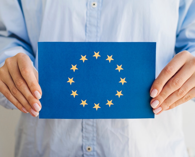Bezpłatny plik Zdjęcie kobieta trzyma kopertę unii europejskiej