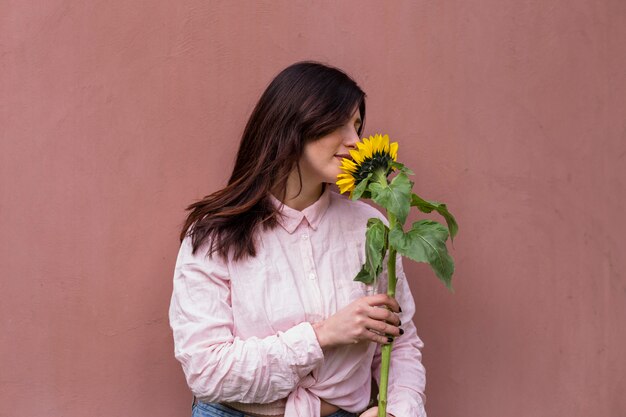 Kobieta trzyma świeżego żółtego kwiatu