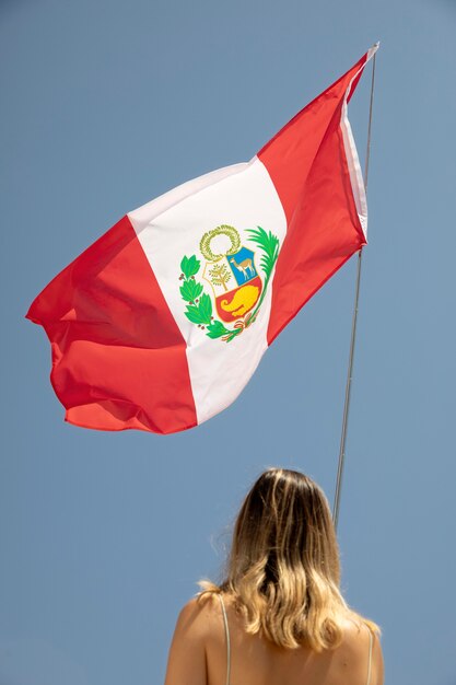 Kobieta trzymająca flagę Peru