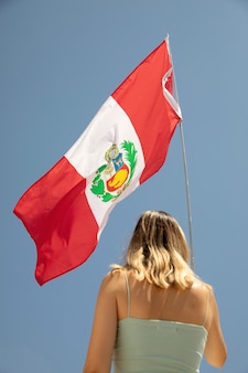 Kobieta trzymająca flagę peru