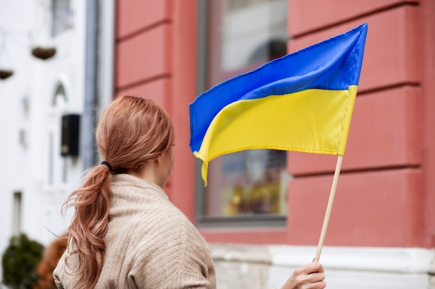 Bezpłatne zdjęcie kobieta trzymająca ukraińską flagę