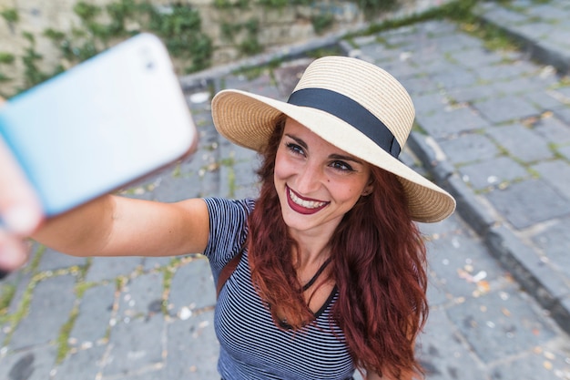Kobieta turysta biorąc selfie