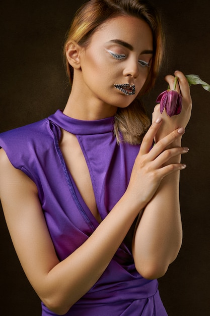 Bezpłatne zdjęcie kobieta ubrana w fioletowy strój malarstwa