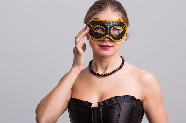 Kobieta ubrana w maskę karnawałową