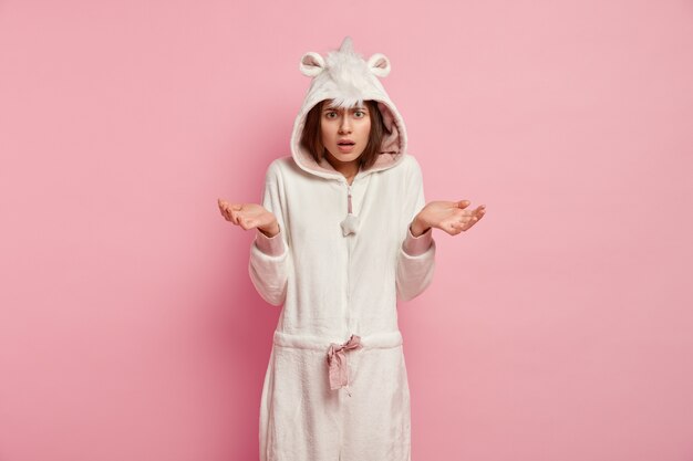 Bezpłatne zdjęcie kobieta ubrana w piżamę z uszami królika