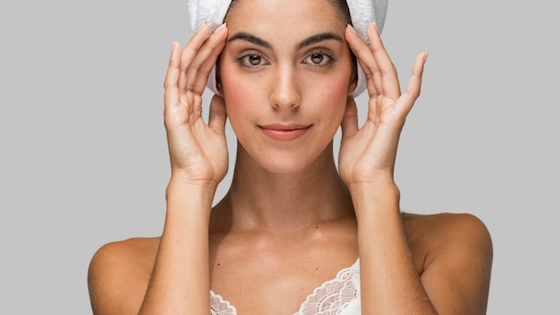 Bezpłatne zdjęcie kobieta ubrana w ręcznik na głowie