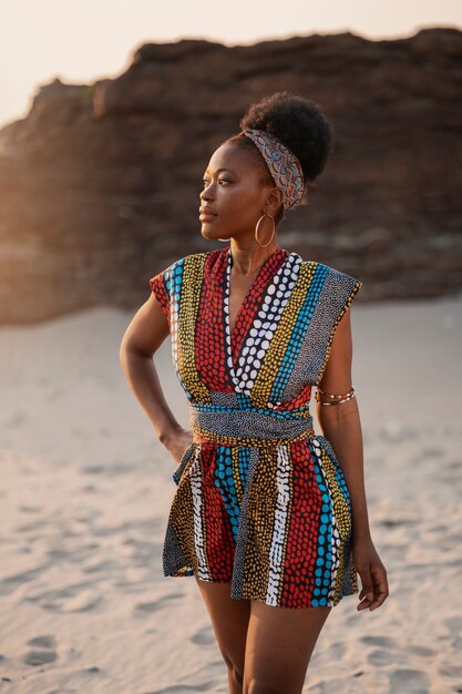 Kobieta ubrana w rodzimą afrykańską odzież na plaży