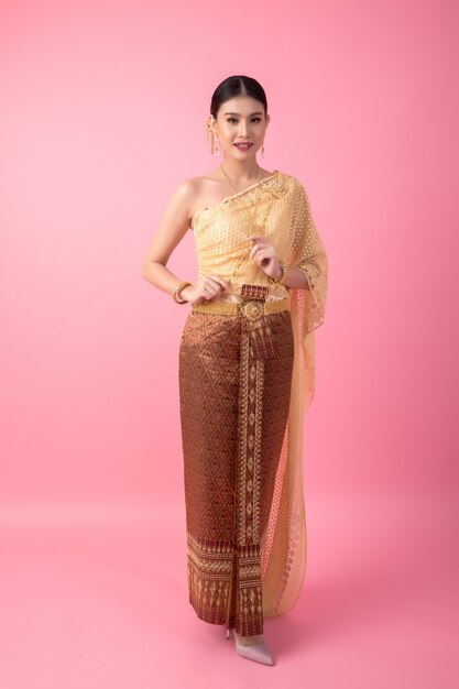 Kobieta ubrana w starożytną tajską sukienkę