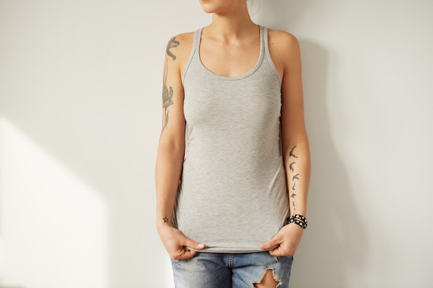 Kobieta ubrana w szary t-shirt bez rękawów