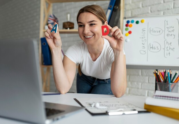 Kobieta uczy dzieci lekcji angielskiego online