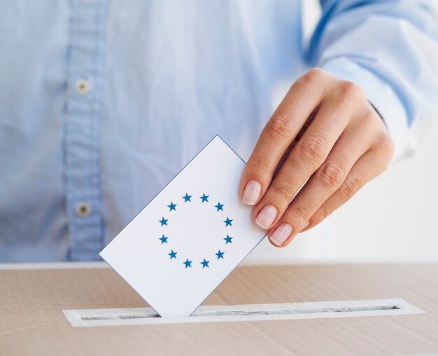 Kobieta umieszcza europejskiego głosowanie w pudełku