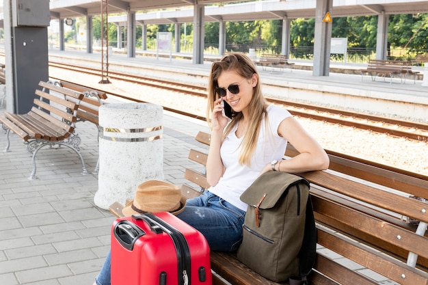 Bezpłatne zdjęcie kobieta uśmiecha się i mówi do telefonu