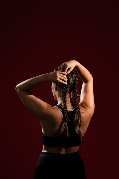 Bezpłatne zdjęcie kobieta ustalająca jej warkocze włosy z tyłu