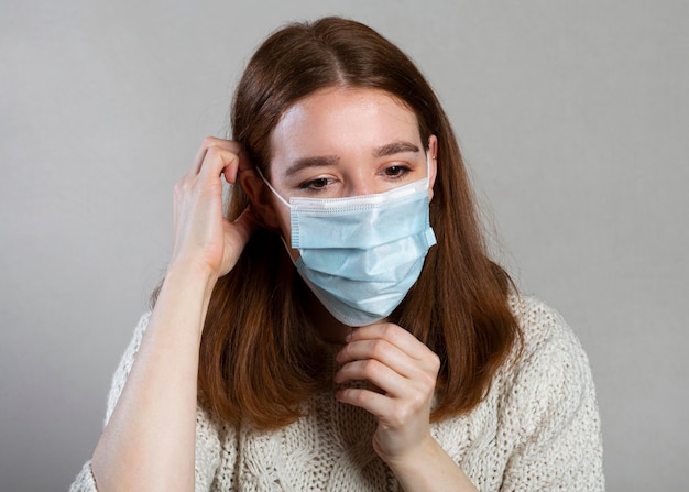 Kobieta używa maski medycznej do ochrony