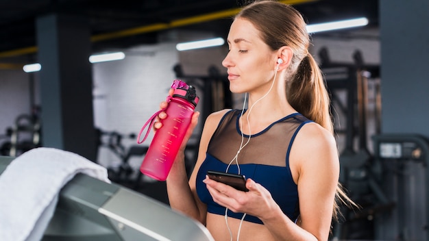 Kobieta używa smartphone w gym