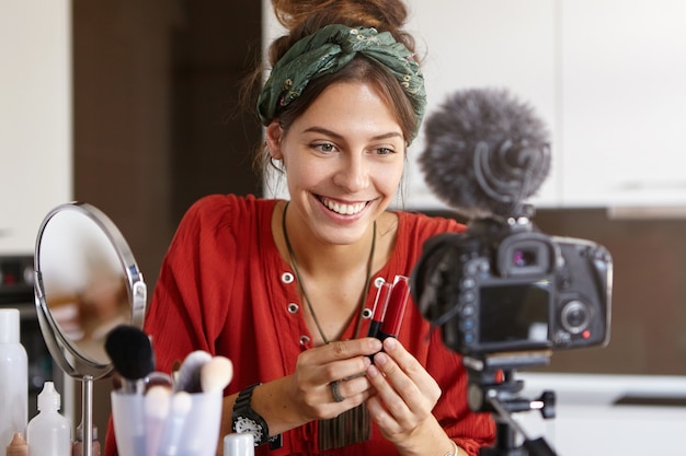 Kobieta vlogger kręci wideo makijażu