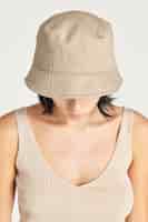 Bezpłatne zdjęcie kobieta w beżowym kapeluszu wiadro