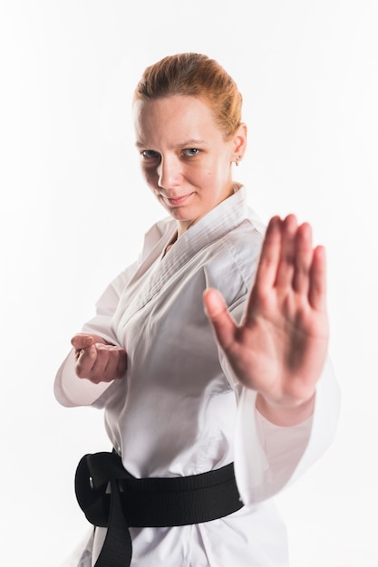 Bezpłatne zdjęcie kobieta w białym karate jednolitego pozować