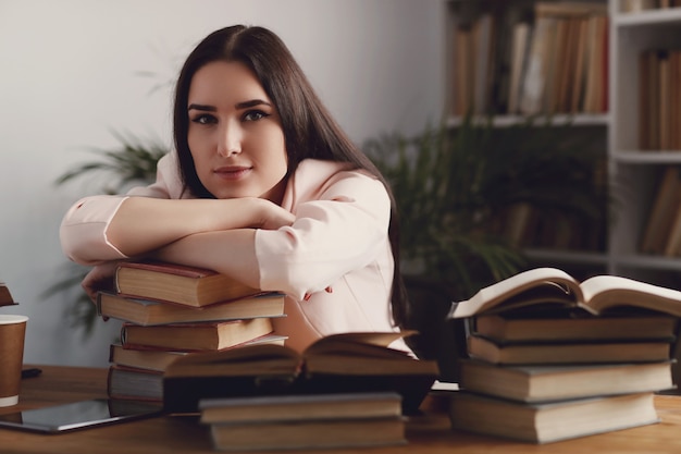 Bezpłatne zdjęcie kobieta w bibliotece