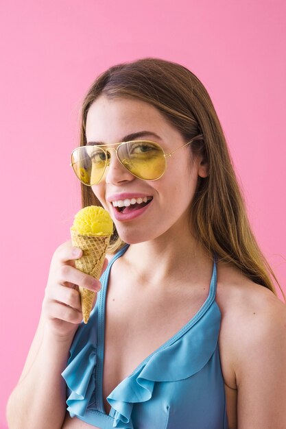 Kobieta w bikini z lody i okulary przeciwsłoneczne