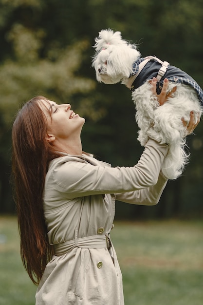 Kobieta W Brązowym Płaszczu. Dama Z Labradorem