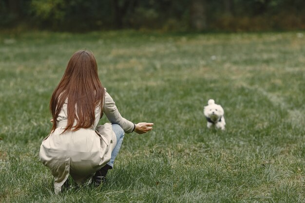 Kobieta w brązowym płaszczu. Dama z labradorem