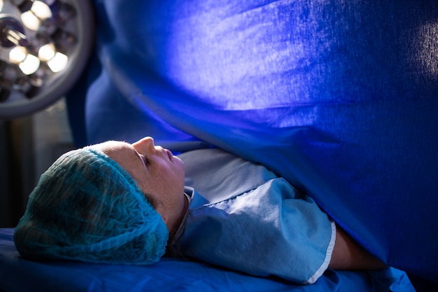 Kobieta w ciąży leżąc na łóżku operacji