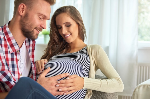 Bezpłatne zdjęcie kobieta w ciąży odpoczywa w swoim domu