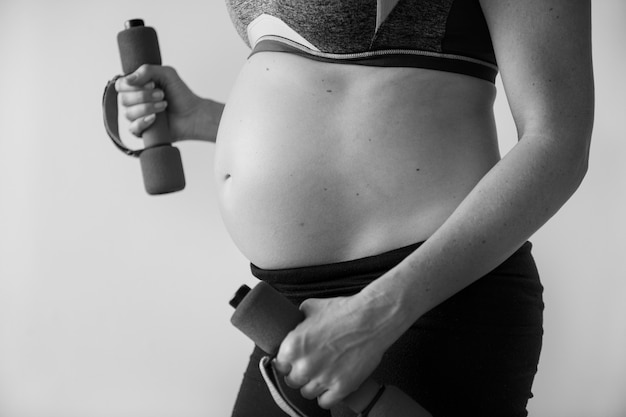 Bezpłatne zdjęcie kobieta w ciąży robi lekkie ćwiczenia