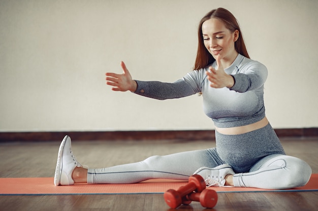 Kobieta W Ciąży Trenuje W Gym