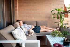 Bezpłatne zdjęcie kobieta w ciąży ustanawiające i relaks na kanapie