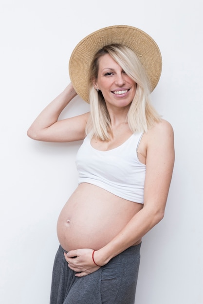 Kobieta w ciąży z kapeluszem