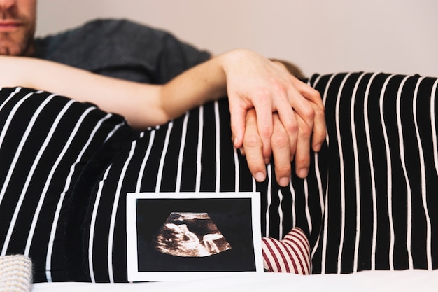 Kobieta w ciąży z mężem i USG