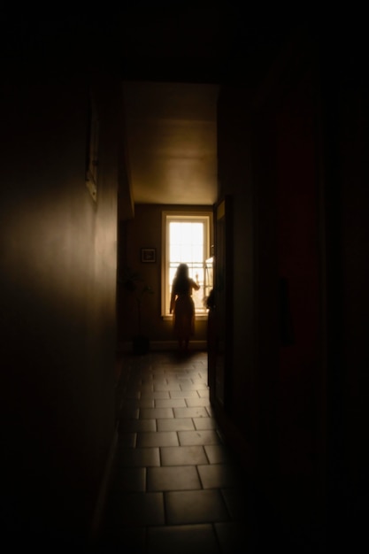 Kobieta w domu, a wokół niej tajemnicze światła