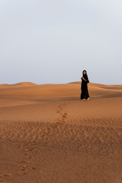 Kobieta w hidżabie na pustyni