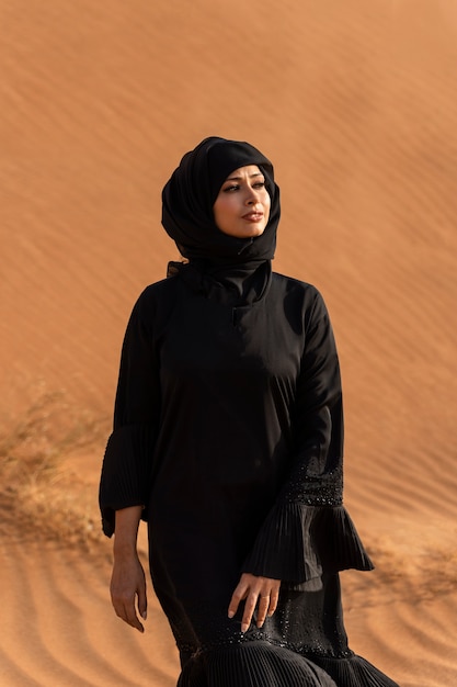 Bezpłatne zdjęcie kobieta w hidżabie na pustyni