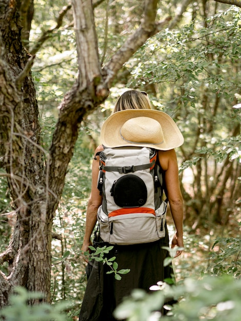 Bezpłatne zdjęcie kobieta w kapeluszu, zwiedzanie lasu