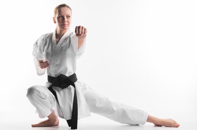 Bezpłatne zdjęcie kobieta w karate stanowią pełny strzał