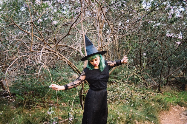 Kobieta w kostiumach spaceru w lesie