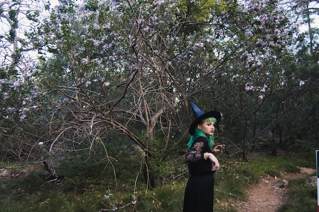 Kobieta w lesie w kostium Halloween