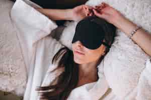 Bezpłatne zdjęcie kobieta w łóżku noszenia maski do spania