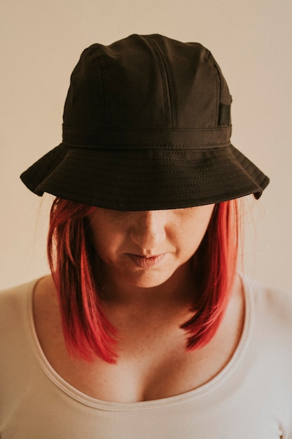 Kobieta w makiecie odzieży szary kapelusz wiadro