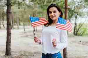 Bezpłatne zdjęcie kobieta w naturze z amerykańskimi flaga