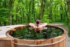 Bezpłatne zdjęcie kobieta w nordic bath przed lasem
