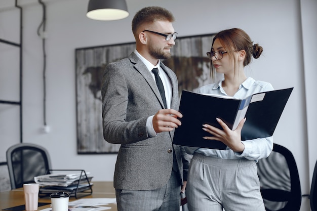 Kobieta w okularach Biznesmen z dokumentami Koledzy pracują razem